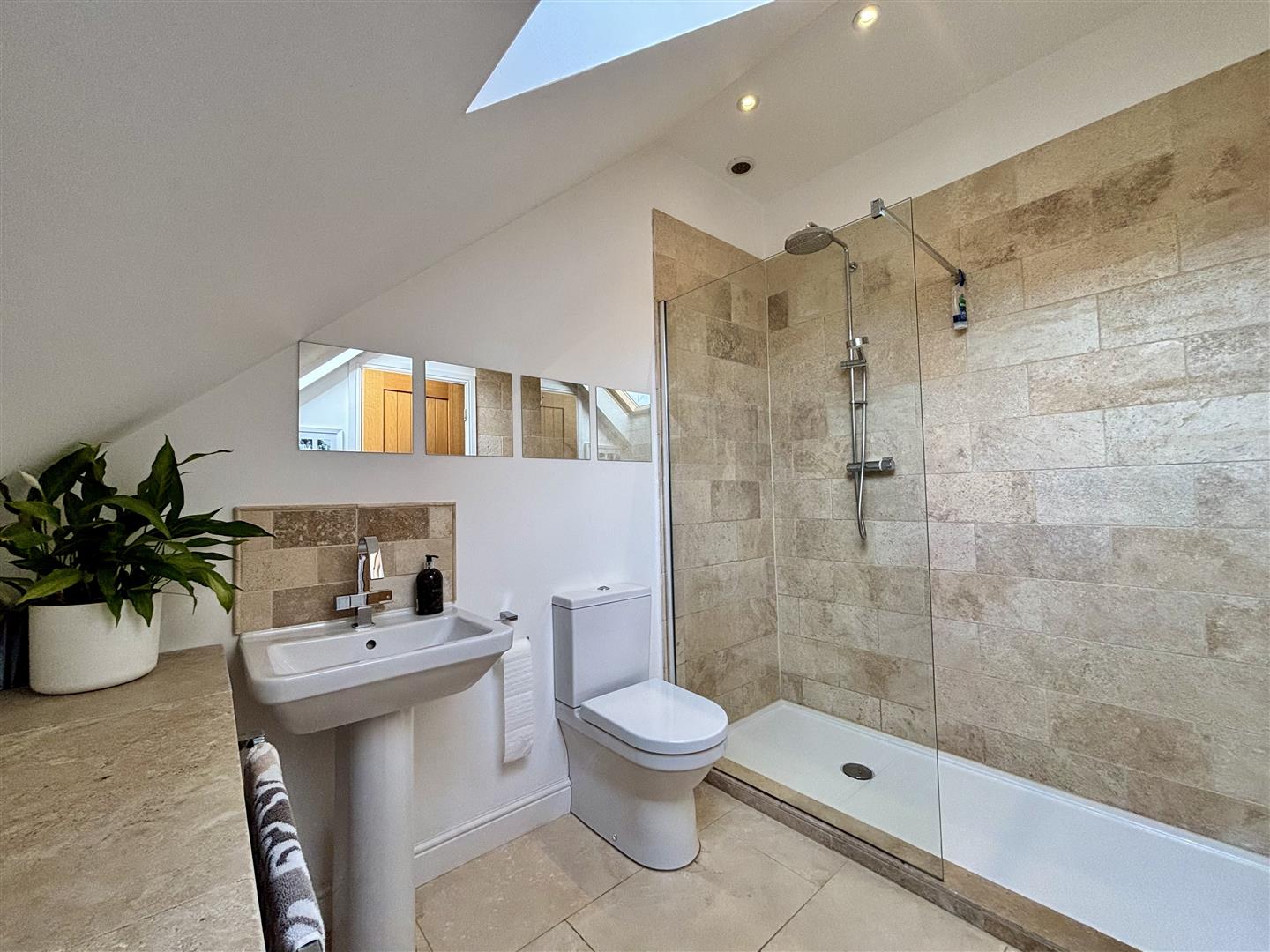 25 Masterbedroom ensuite.jpg
